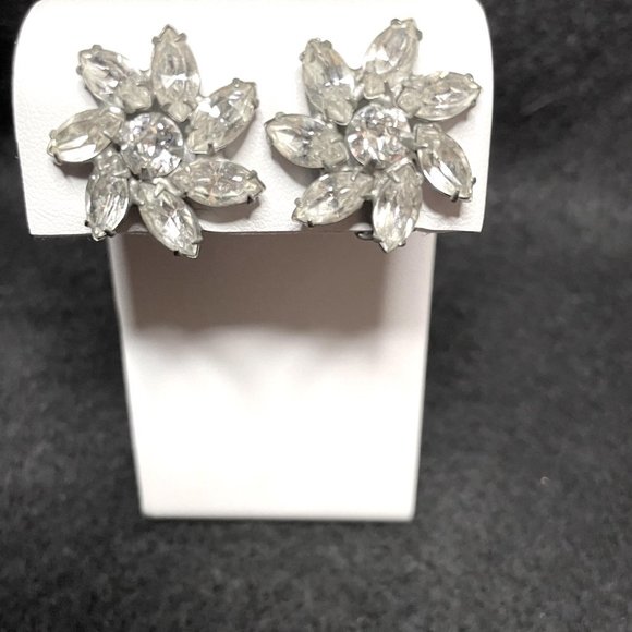 WEISS VINTAGE FLORAL SHAPED RHINESTONES SILVER TONE CLIP ON EARRINGS - Picture 1 of 4